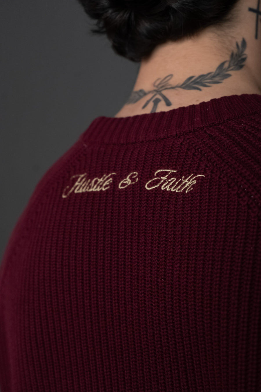 "GOD WITH US" SWEATER - BORDEAUX – Bild 6