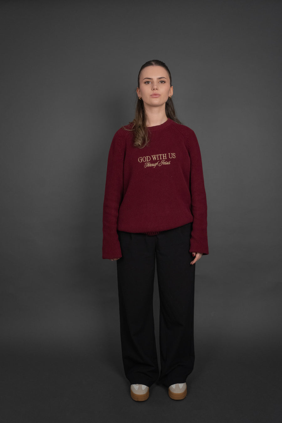 "GOD WITH US" SWEATER - BORDEAUX – Bild 4
