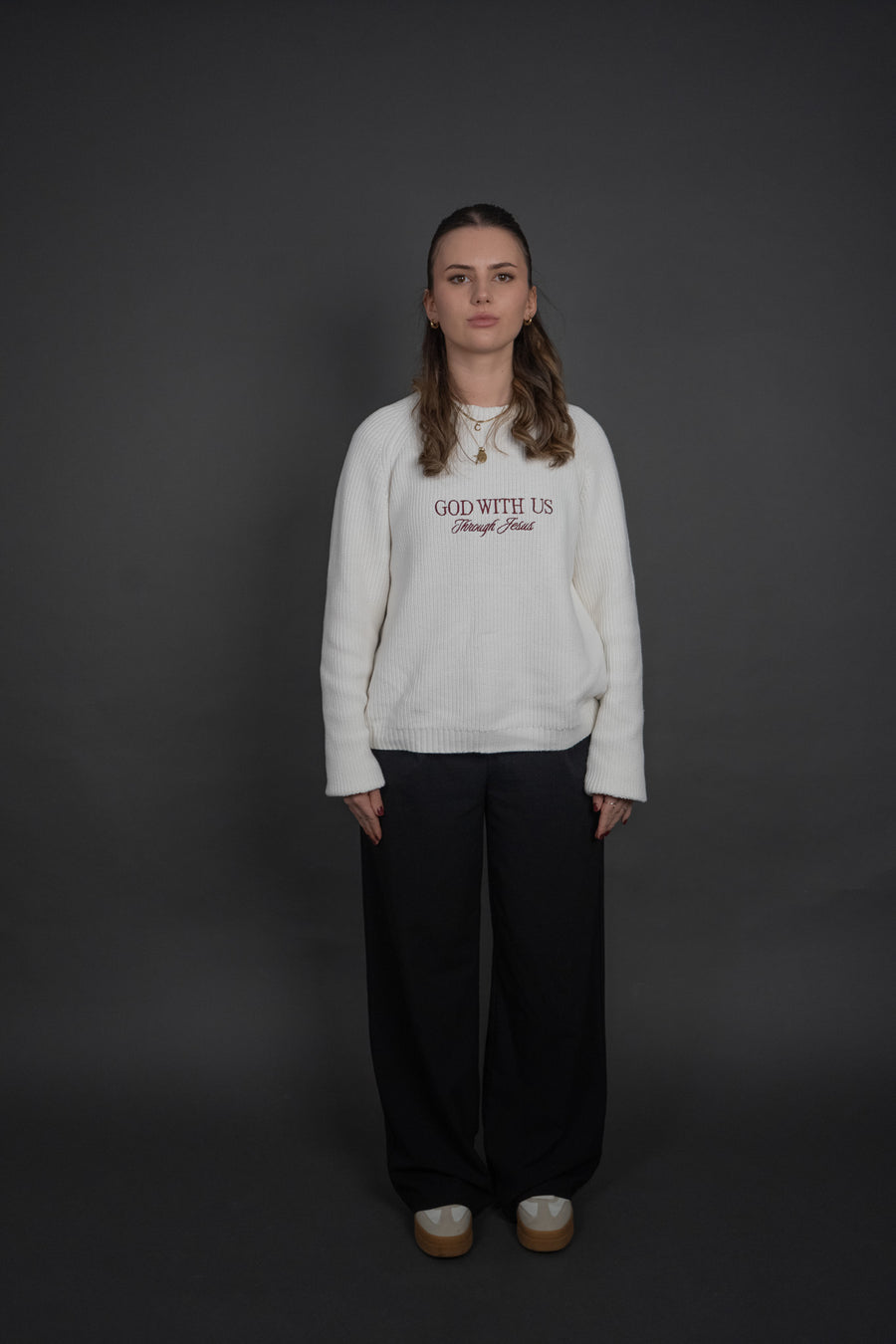 "GOD WITH US" SWEATER - OFF WHITE – Bild 4