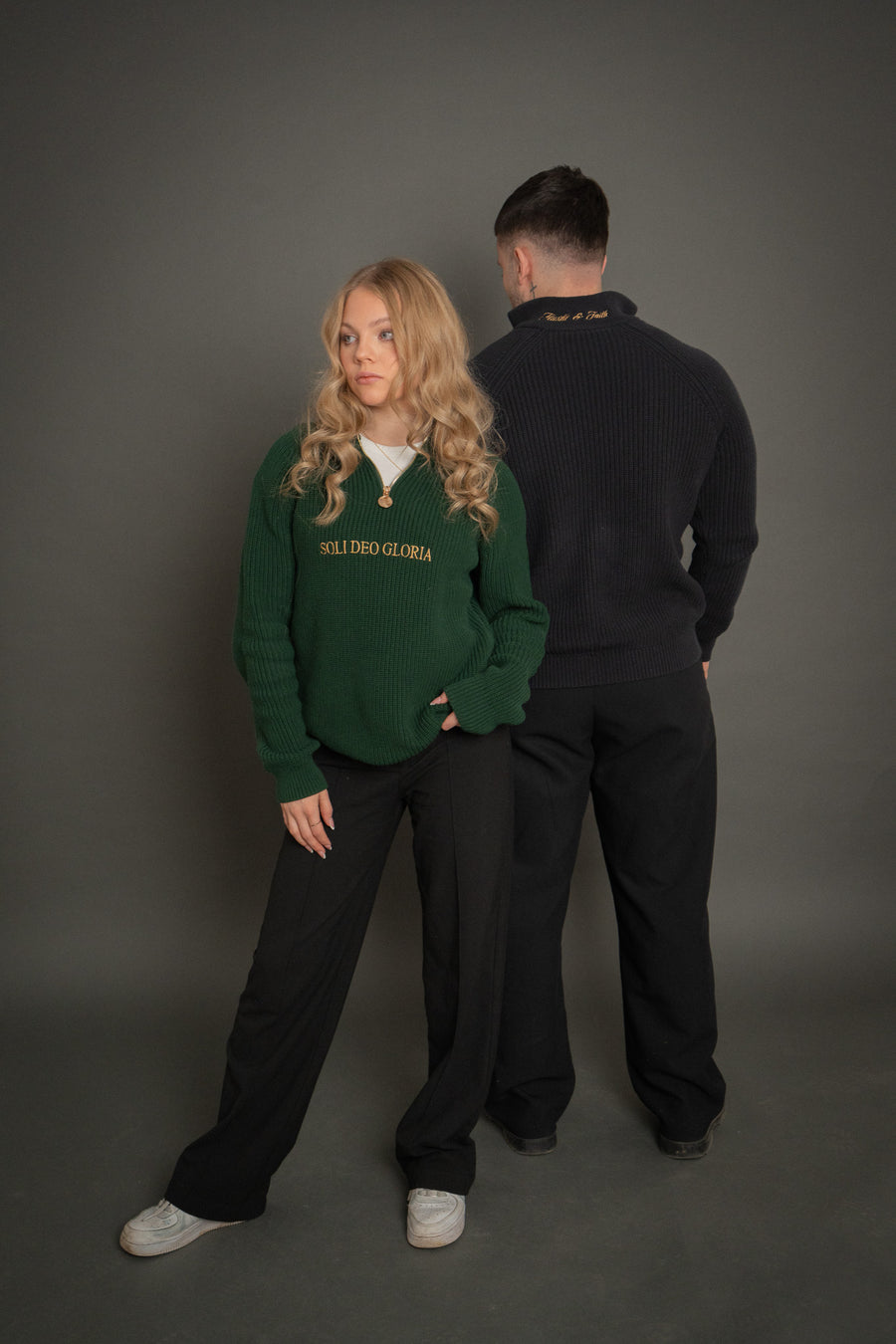 "SOLI DEO GLORIA" QUARTER ZIP - FOREST GREEN – Bild 5