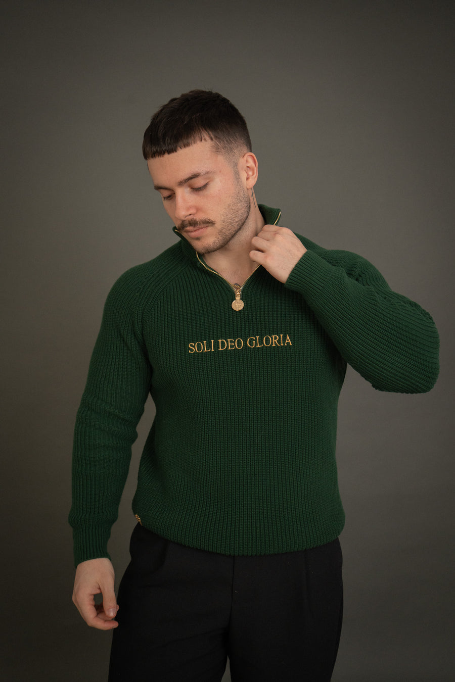 "SOLI DEO GLORIA" QUARTER ZIP - FOREST GREEN – Bild 4